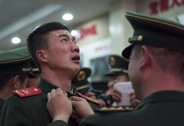 老兵退伍感人视频无数人看哭了老兵退伍感人视频，离别之际，情感涌动，无数人泪目送别