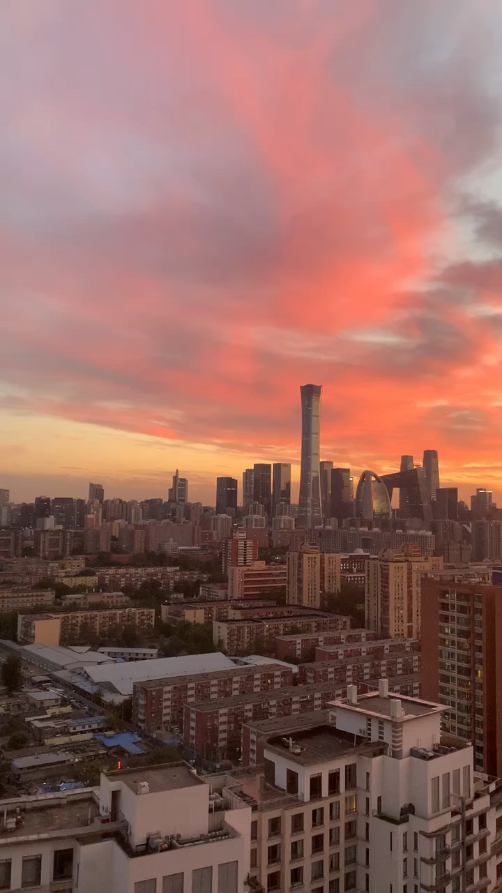 北京今日晚霞北京今天的晚霞非常美丽。夕阳余晖在天空中形成了一幅美丽的画卷，呈现出五彩斑斓的色彩，包括红色、橙色、紫色等。晚霞的美丽景色吸引了很多人驻足欣赏，也有人在社交媒体上分享了照片。如果您想要了解今天的晚霞具体情况，可以搜索社交媒体或者新闻网站上的相关图片和信息。