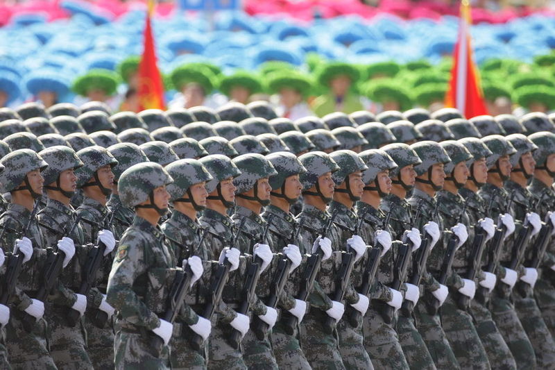 阅兵时候阅兵时候通常指的是国家或地区举行重大庆典、纪念活动或其他重要场合时进行军事检阅的时刻。这些阅兵活动一般会有军队接受检阅，展示国家的军事实力和军事装备，彰显国家的荣誉和尊严。阅兵式通常包括一系列的仪式和环节，如士兵方阵、武器装备展示、飞行表演等。具体的阅兵时间和地点取决于国家或地区的安排和计划。